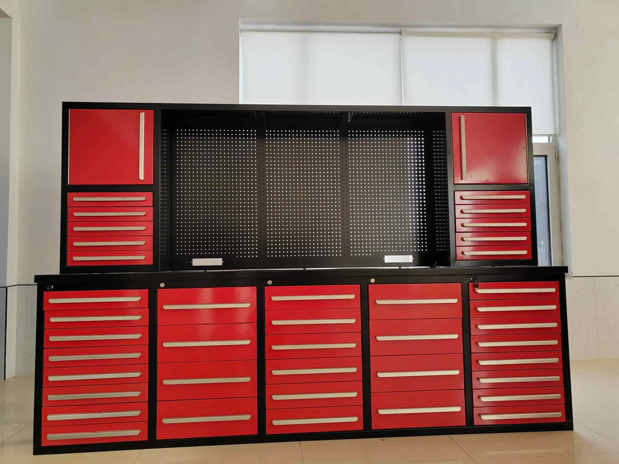 రెడ్ వర్క్‌బెంచ్